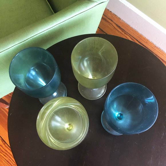 4 Plastic Wine Goblets Blue & Yellow-Green NWOT - Picture 5 of 6